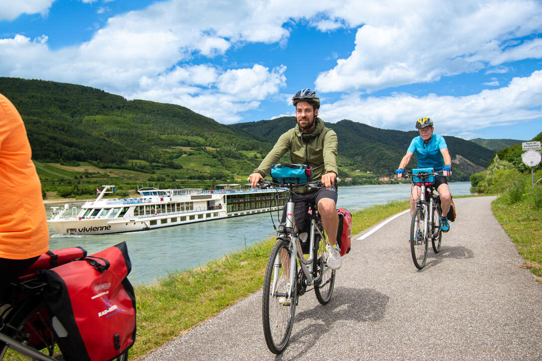 MS Vivienne mit Radfahrern am Donauradweg in der Wachau