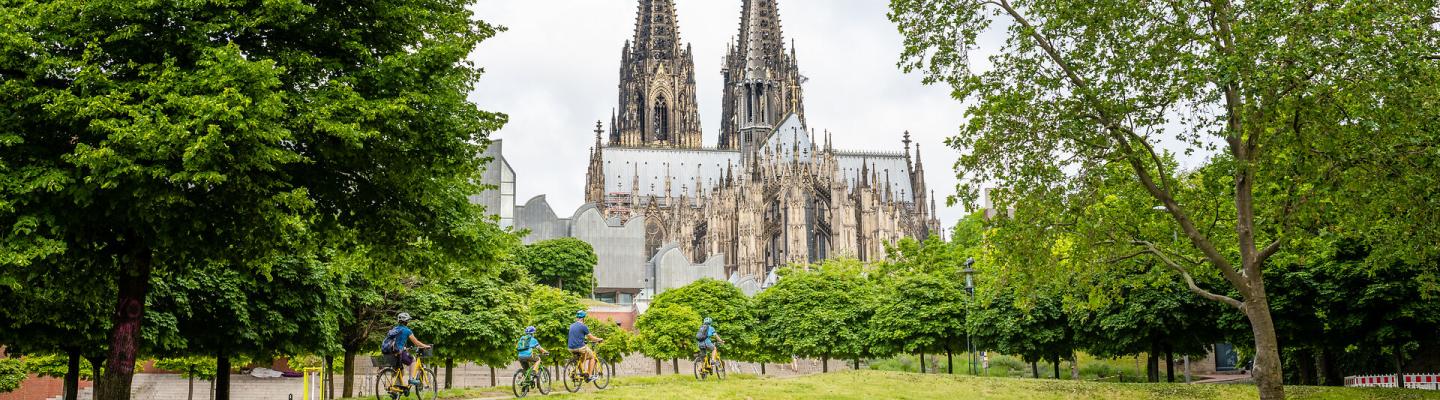 Radfahrer vor dem Klner Dom