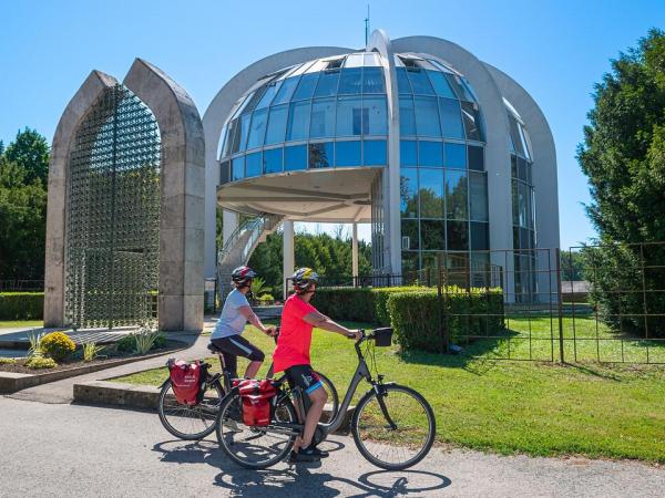 Radfahrer bei der Gedenksttte Mohacs Memorial - Mohacs Memorial Park