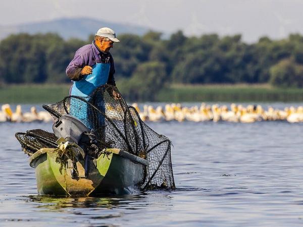 Fischer mit Boot im Donaudelta