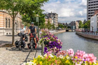 Radfahrer am Kanal in Gent