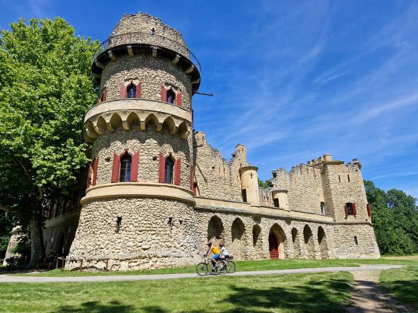 Hansenburg - Januv hrad in Lednice mit Radfahrern - Tschechien