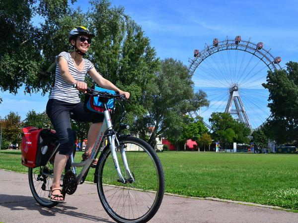 Wien Prater Radfahrer vor dem Riesenrad