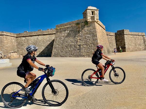 Radfahrer vor einer Festung bei Porto