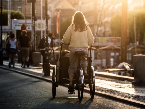 Kopenhagen - Frau am Fahrrad mit Kind