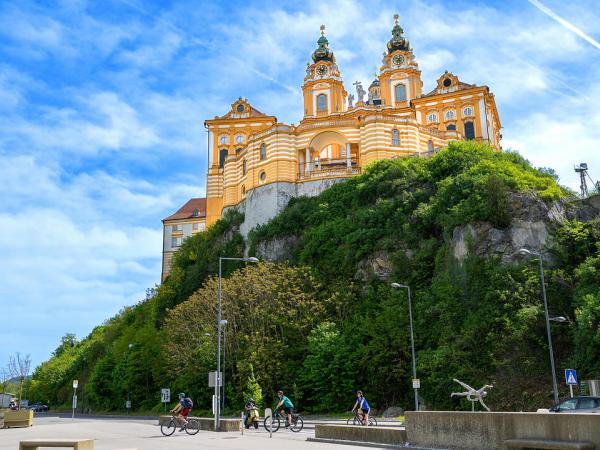 Stift Melk mit Donauradweg und Radfahrern / Melk Abbey with Danube Cycling Path and cyclists