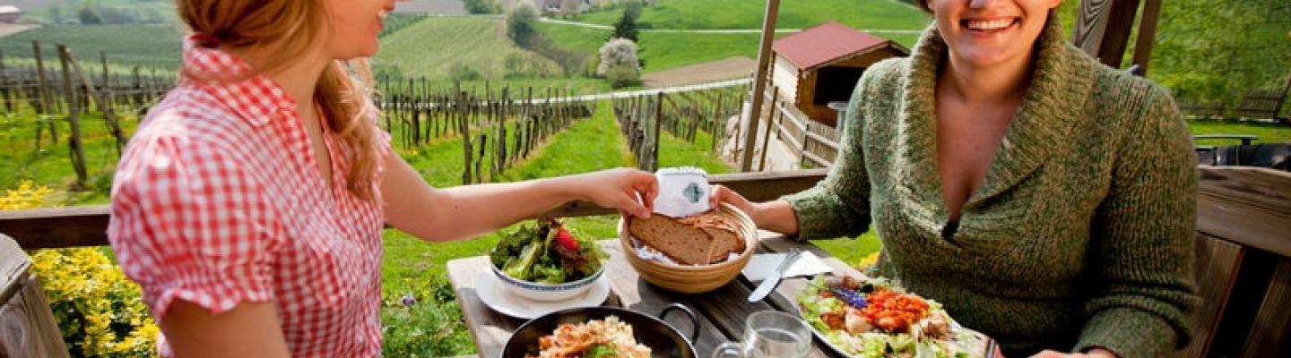 Guten Appetit mit Blick auf die Riegersburg