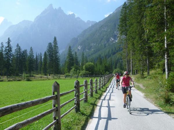 Radfahrer vor den Sextner Dolomiten im Fischleintal