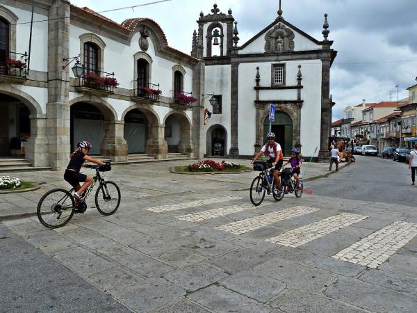 Radfahrerfamilie mit Tandem in Caminha