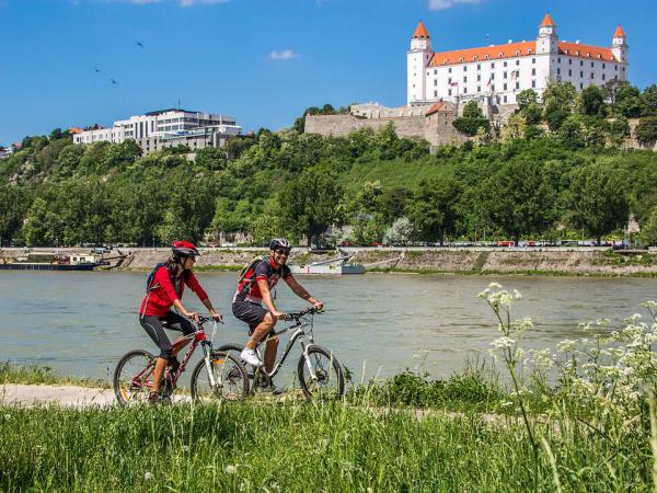 Radfahrer vor der Burg in Bratislava