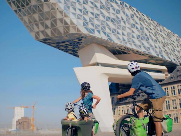 Radfahrer vor Hafenhaus in Antwerpen