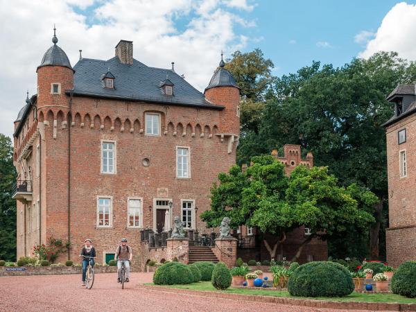 Radfahrer bei Schloss Lrsfeld