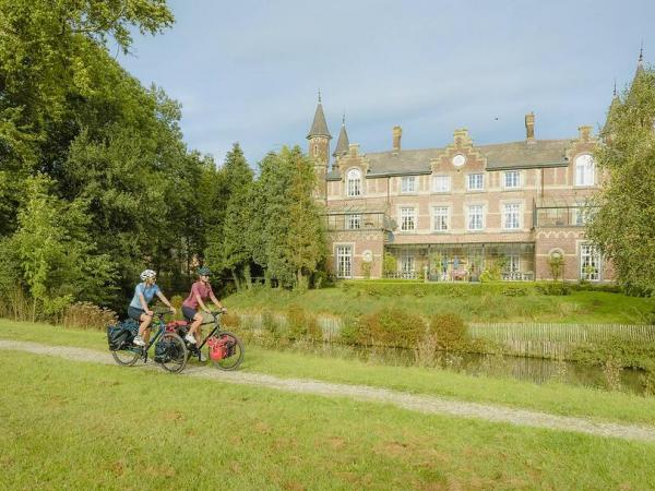 Radfahrer vor Schloss in Flandern