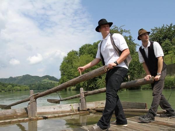 Flossfahrt auf der Drau bei Maribor