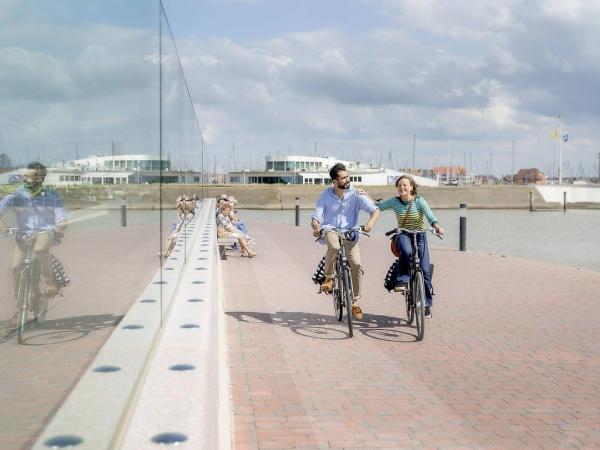 Radfahrer auf dem Deich von Blankenberge