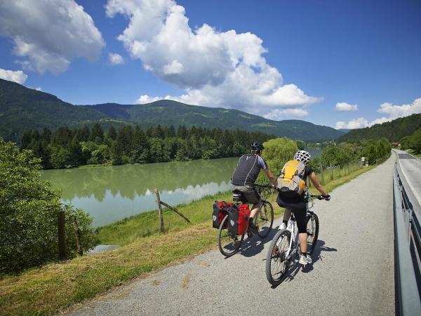 Radfahrer auf dem Drauradweg in Slowenien