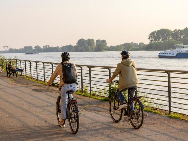 Radler am Rhein in Dsseldorf