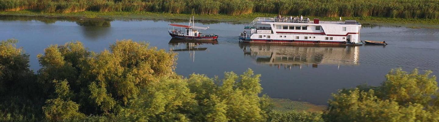 Hotelschiff mit Beiboot im Donaudelta