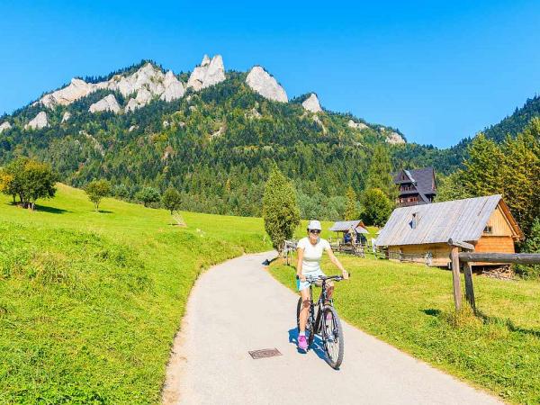 Radlerin vor den Drei Kronen