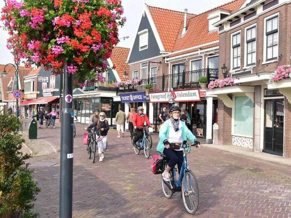 Fahrradfahrer in Volendam