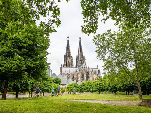 Radfahrer vor dem Klner Dom