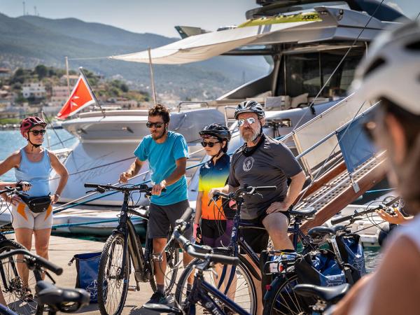 Radfahrer vor dem Schiff