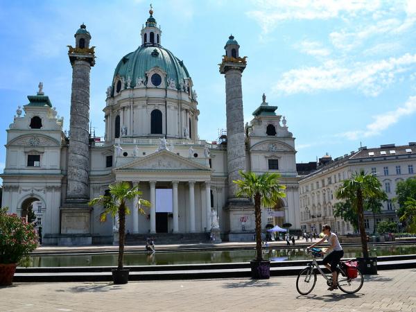 Radfahrer vor der Wiener Karlskirche