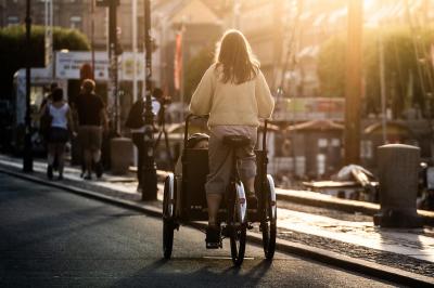 Kopenhagen - Frau am Fahrrad mit Kind