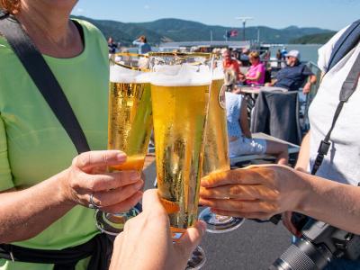 Bier am Sonnendeck der MS Swiss Crown