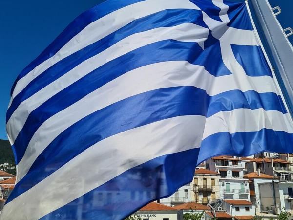 Griechische Flagge weht in Skiathos