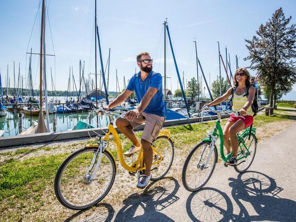 Radfahrer am Chiemsee in einem Hafen