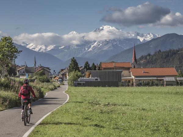 Radfahrer am Radweg der Via Claudia Augusta