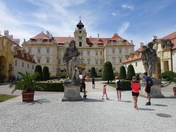 Besucher vor Schloss Feldsberg