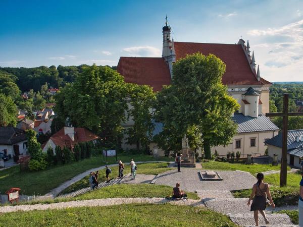 Park und Kirche in Kazimierz Dolny