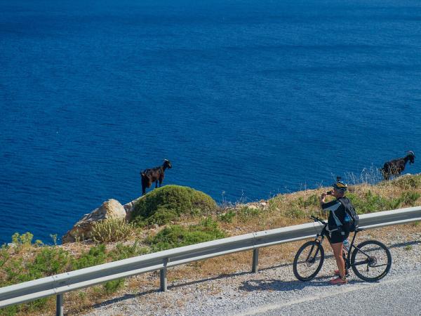 Radfahrer mit Ziege auf Amorgos