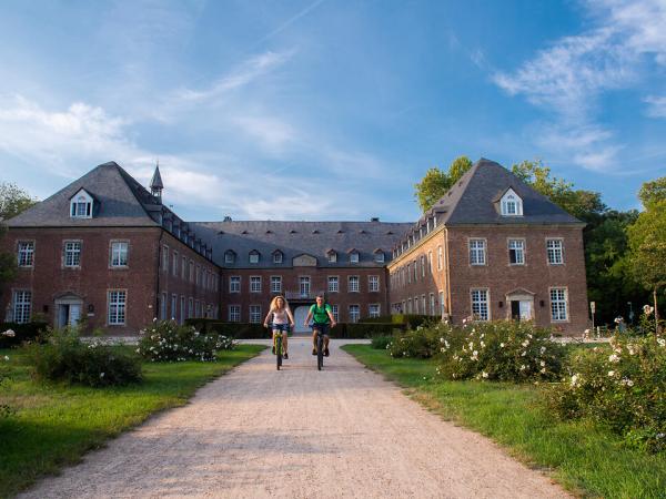 Kloster Langwaden mit Radfahrern