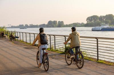 Radler am Rhein in Dsseldorf