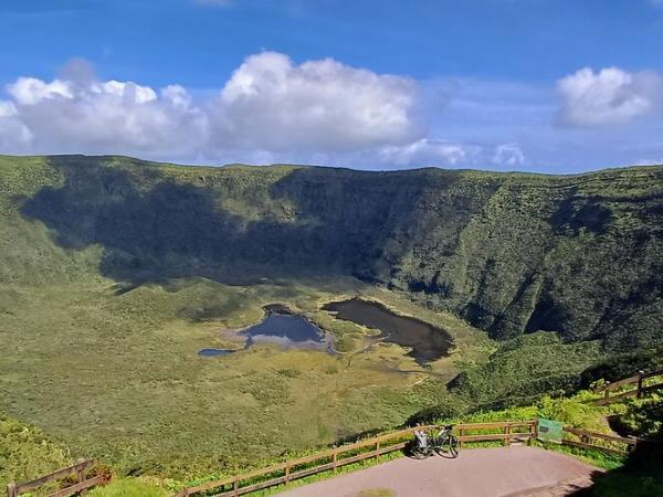 Aussichtsplattform beim Caldeira Vulkankrater