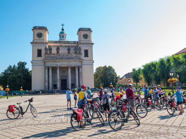 Kathedrale von Vc mit Radfahrern