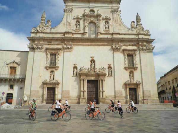 Radlergruppe vor der Kathedrale in Galatina