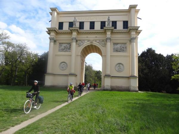 Radfahrer fahren durch den Bogen beim Dianas Tempels