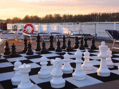 MS Lisabelle - Sonnendeck mit Schachfiguren im SonnenuntergangMS Lisabelle - Sonnendeck mit Schachfiguren im Sonnenuntergang