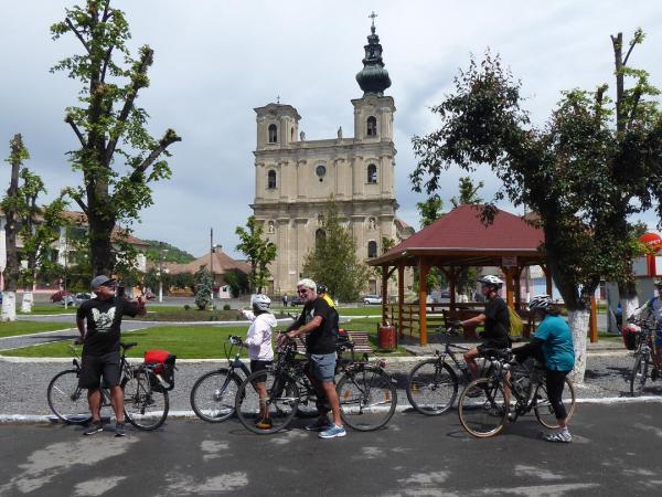 Kirche in Dumbraveni mit Radfahrern