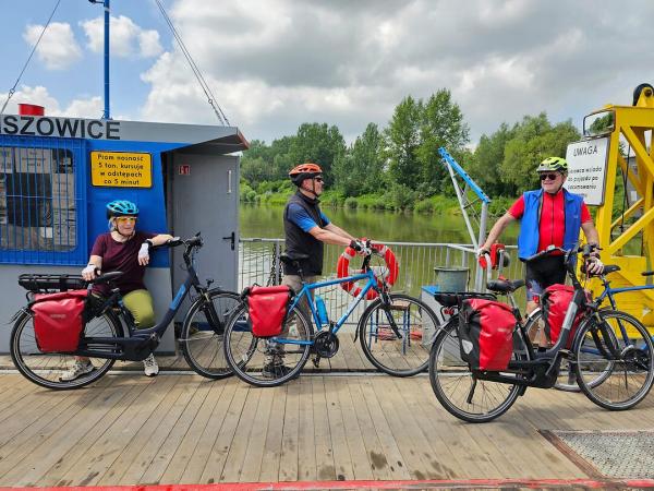 Radfahrer bei der Fhrfahrt ber die Weichsel