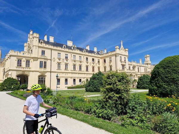 Schloss Eisgrub - Schloss Lednice in Tschechien mit Radfahrer