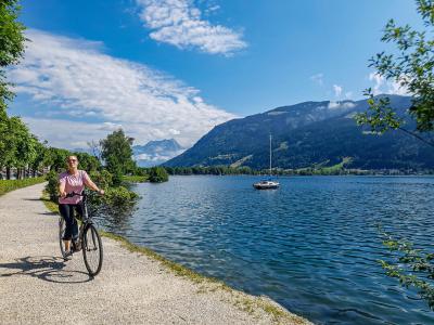 Radfahrerin am Zeller See