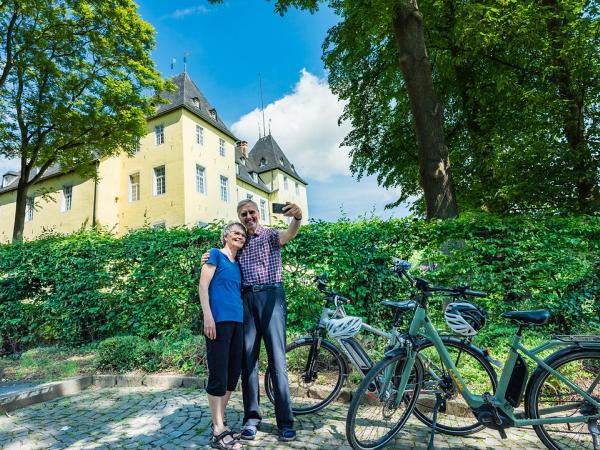 Radlerselfie vor Schloss Alfter