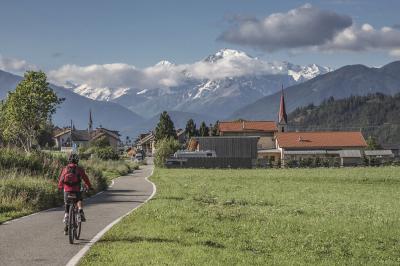 Radfahrer am Radweg der Via Claudia Augusta