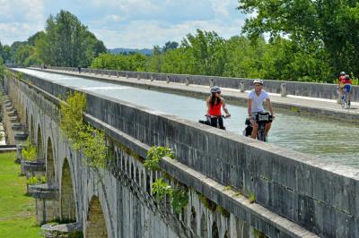 Radfahrer am Pont Canal dAgen