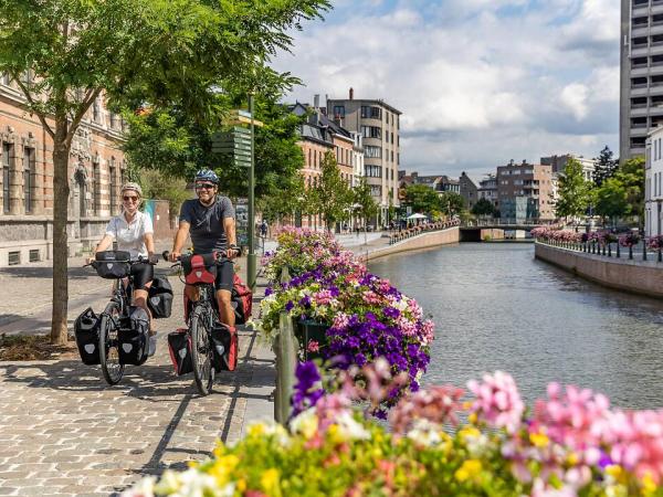 Radfahrer am Kanal in Gent